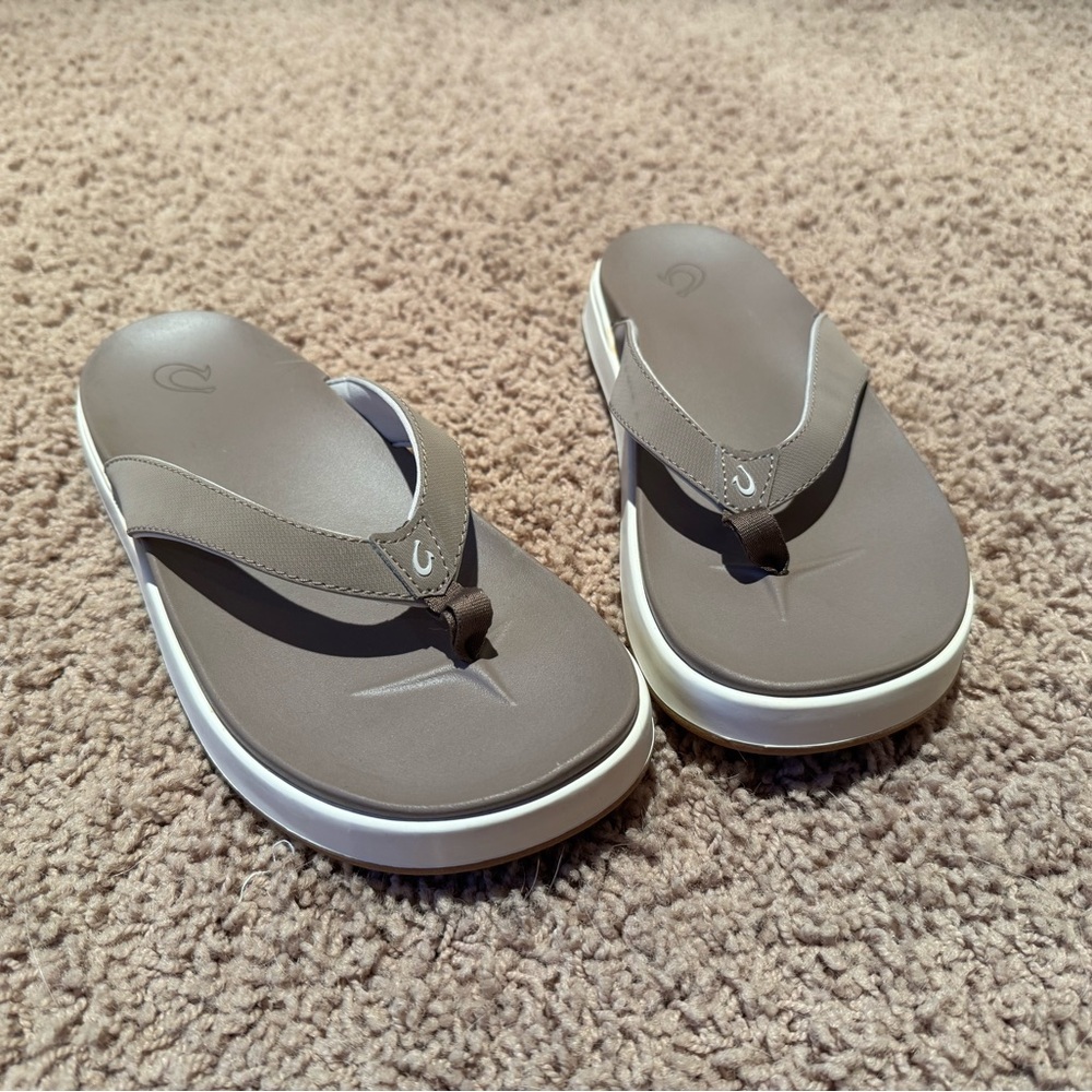 OluKai Women's Taupe Sandals